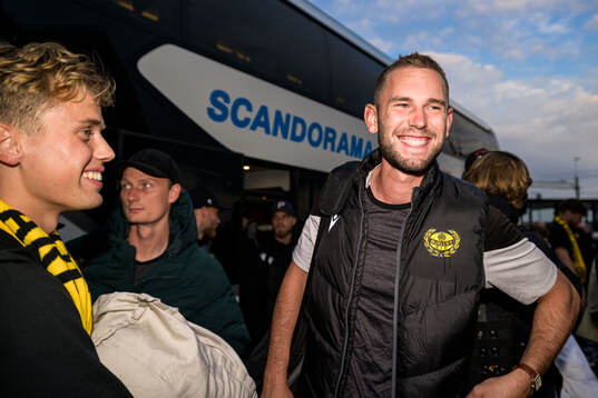Mjällbys Adam Petersson när laget välkomnas hem av