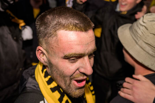 Mjällbys Jesper Gustavsson när laget välkomnas hem av