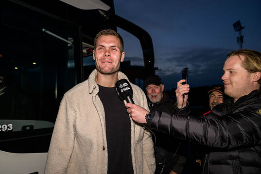 Mjällbys Jacob Bergström när laget välkomnas hem av