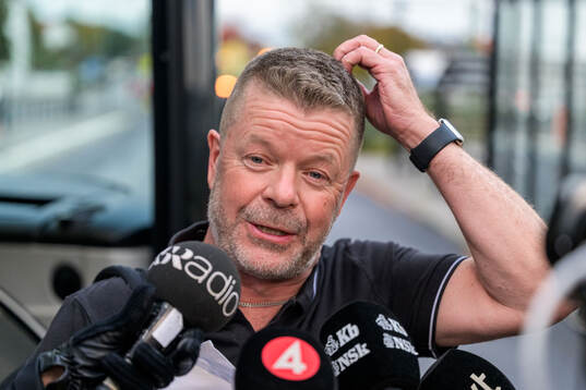 Mjällbys tränare Anders Torstensson när laget välkomnas