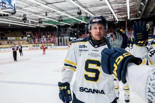 Södertäljes Jonas Ahnelöv jublar