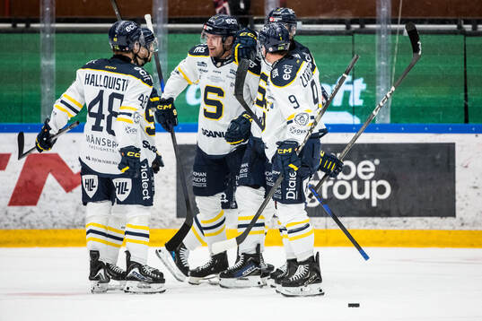Södertäljes Jonas Ahnelöv jublar