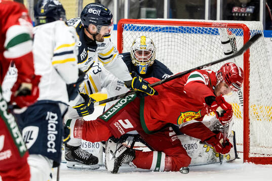 Södertäljes Niklas Arell och målvakt Love Härenstam och