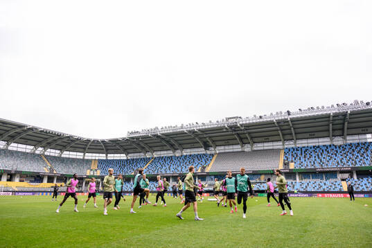 The players warm up