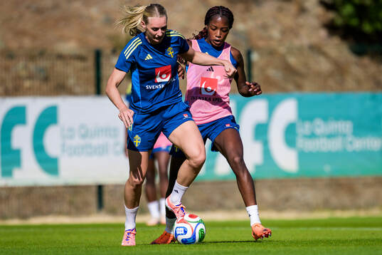 Felicia Schröder and Evelyn Ijeh of the Swedish women's