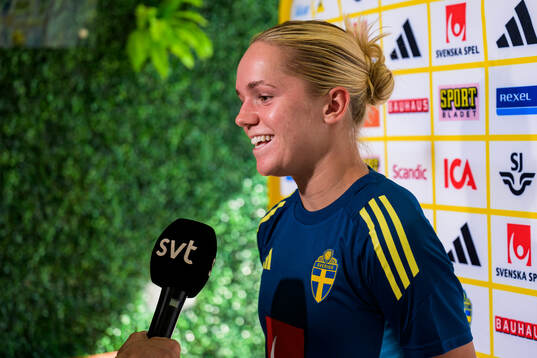 Hanna Lundkvist is interviewed by the media at a press