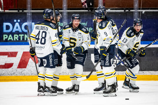 Södertäljes Jonas Ahnelöv jubel 0-1