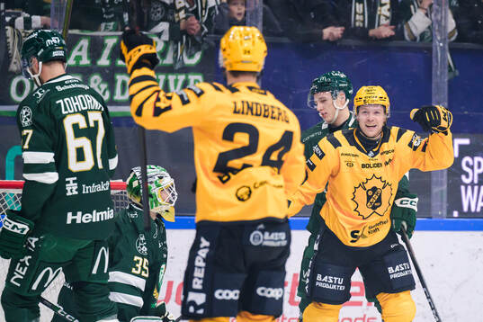 Skellefteås Oscar Lindberg och Mikkel Aagaard jublar