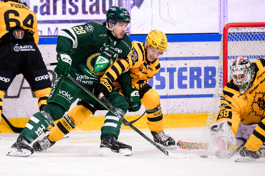 Färjestads Emil Alba mot Skellefteås Zeb Forsfjäll och