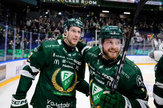 Färjestads Per Åslund och Axel Bergkvist jublar