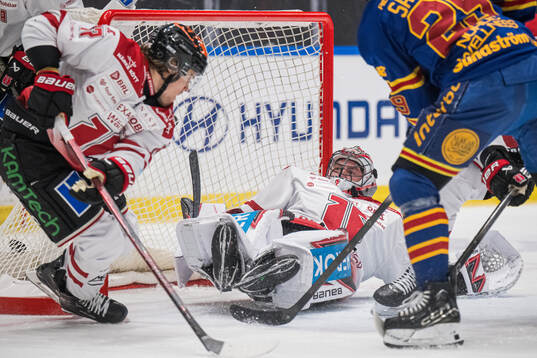 Örebros målvakt Jhonas Enroth släpper in 1-0 av