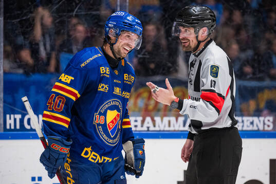Djurgårdens Jacob Josefson och domare David Laksola