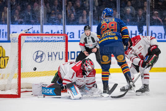 Djurgårdens Håvard Salsten gör 4-3 på Örebros målvakt