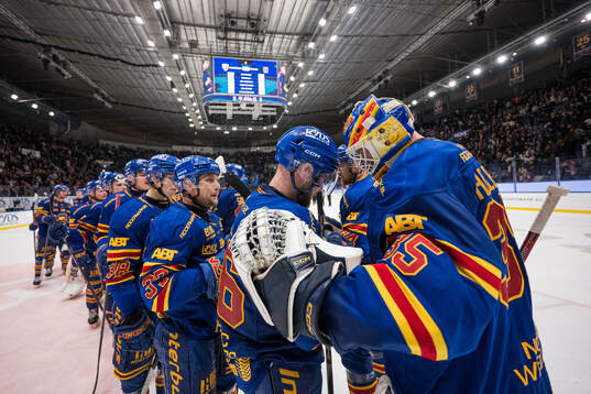 Djurgårdens Albin Grewe och målvakt Magnus Hellberg jublar
