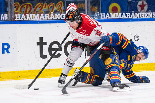 Örebros Sean Malone och Djurgårdens Jacob Josefson