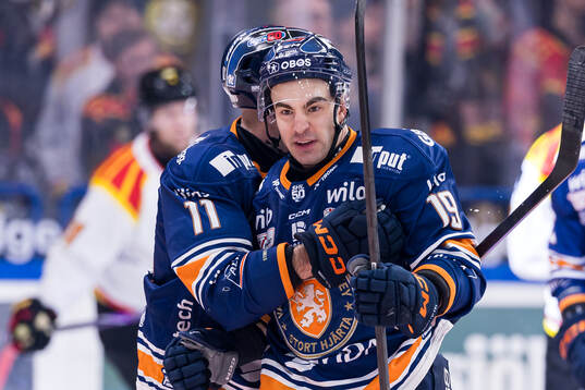 Växjös Brogan Rafferty och Reid Gardiner jublar