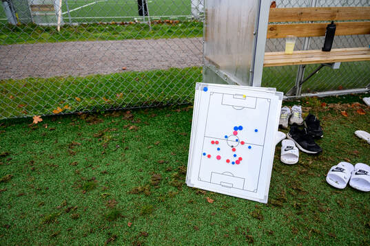 En whiteboard med magneter