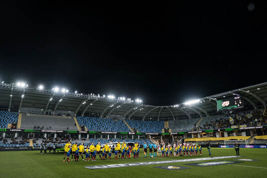 Players of Häcken and of Rayo Vallecano