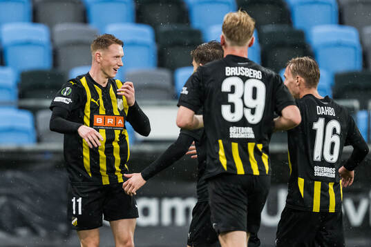 Julius Lindberg of Häcken celebrates with team mates
