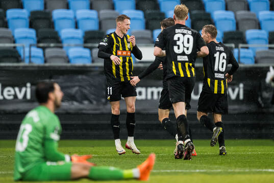 Julius Lindberg of Häcken celebrates with team mates