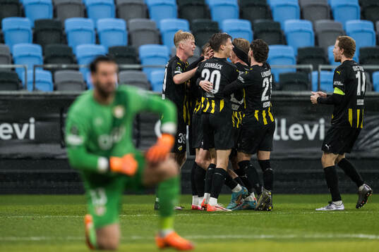 Julius Lindberg of Häcken celebrates with Isak Brusberg,