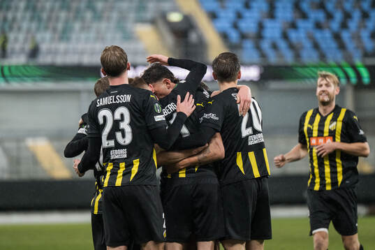 Isak Brusberg of Häcken celebrates with team mates