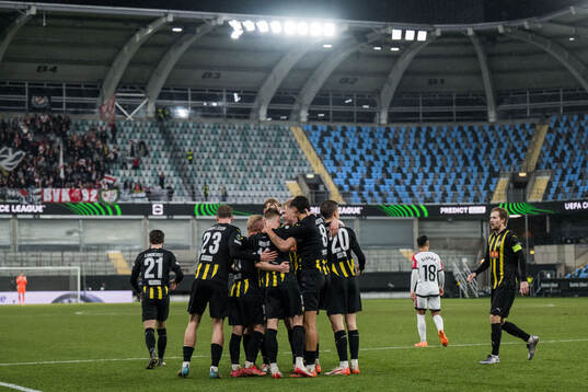 Isak Brusberg of Häcken celebrates with team mates