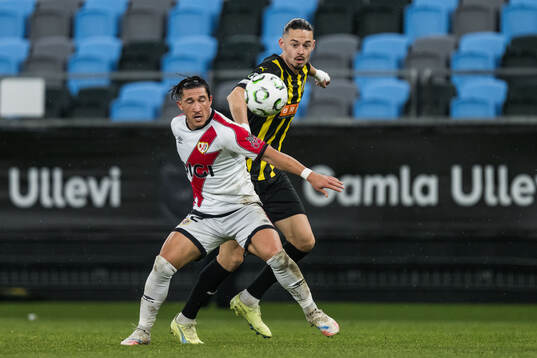 Alfonso Espino of Rayo Vallecano and Amor Layouni of Häcken