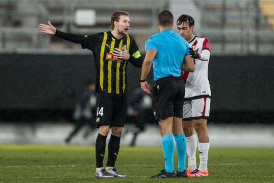 Simon Gustafson of Häcken in talks with referee Antoni