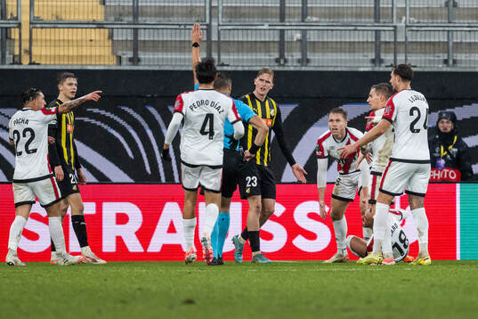 Referee Antoni Bandic, Olle Samuelsson of Häcken and