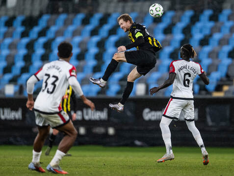 Simon Gustafson of Häcken and Pathe Ciss of Rayo Vallecano