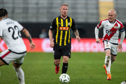 Mikkel Rygaard Jensen of Häcken and Isi Palazon of Rayo