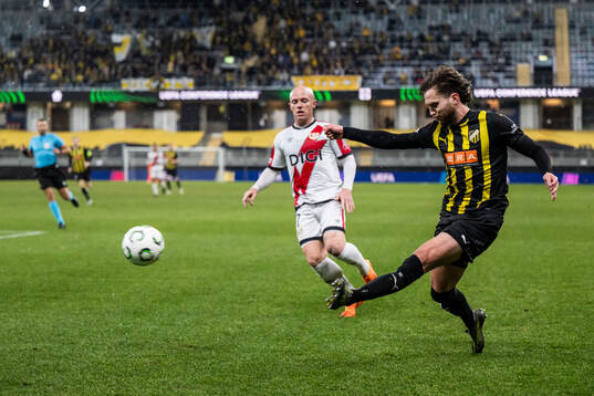 Isi Palazon of Rayo Vallecano and Adam Lundkvist of Häcken