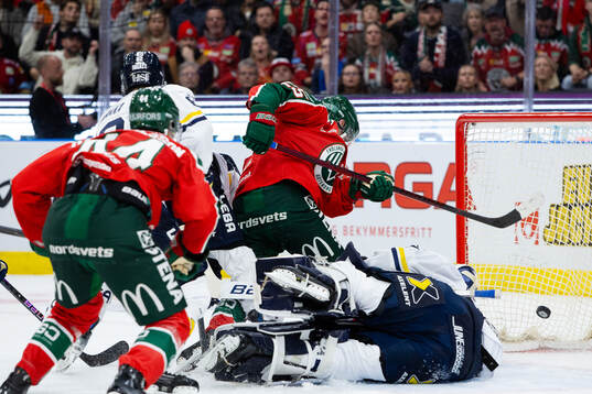 Frölundas Arttu Ruotsalainen gör 1-0 på HV71s målvakt