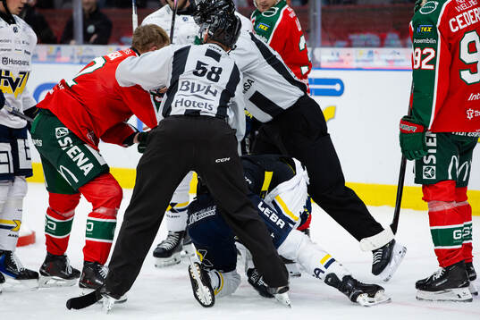 Frölundas Noah Hasa och HV71s Jamiro Reber fightas
