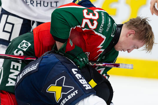 Frölundas Noah Hasa och HV71s Jamiro Reber fightas