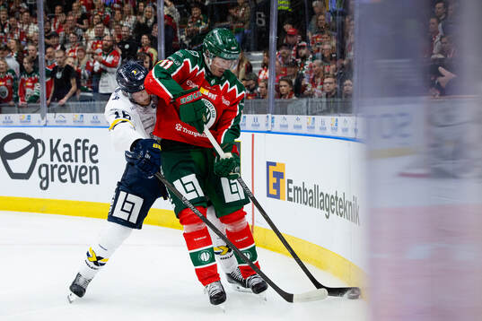 HV71s Linus Lindström och Frölundas Max Lindholm