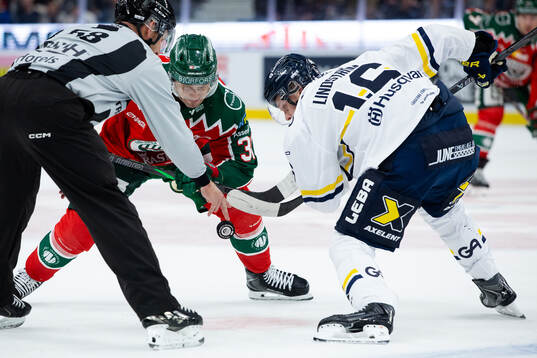 Frölundas Nicklas Lasu tekar mot HV71s Linus Lindström