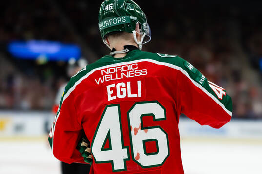 Frölundas Dominik Egli med blod på matchtröjan