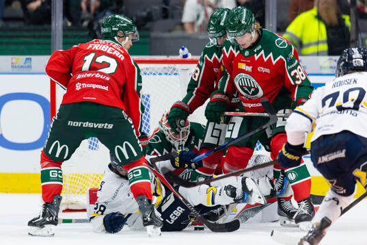 HV71s Justin Glenn Kloos oroar framför Frölundas målvakt