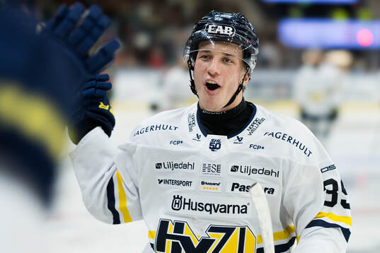 HV71s Jamiro Reber jublar
