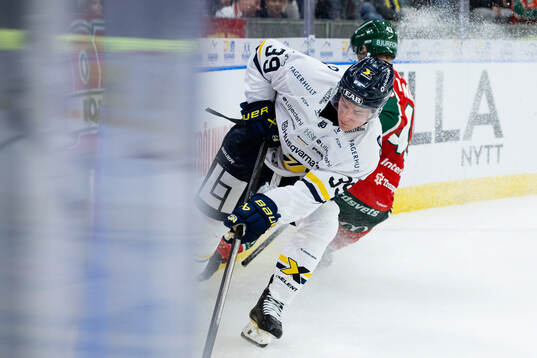 HV71s Jamiro Reber och Frölundas Tom Nilsson