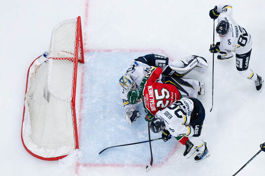 Frölundas Arttu Ruotsalainen gör 1-0 på HV71s målvakt
