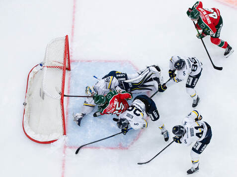 Frölundas Arttu Ruotsalainen gör 1-0 på HV71s målvakt