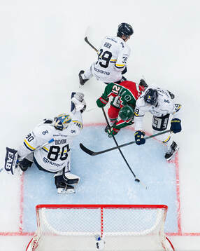 Frölundas Jere Innala gör 2-0 på HV71s målvakt Frederik