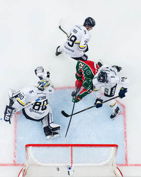 Frölundas Jere Innala gör 2-0 på HV71s målvakt Frederik