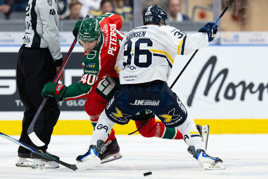 Frölundas Jacob Peterson och HV71s Martin Johnsen