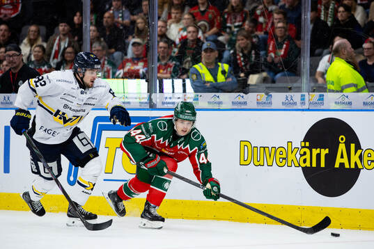 HV71s Santeri Hatakka och Frölundas Noah Dower Nilsson