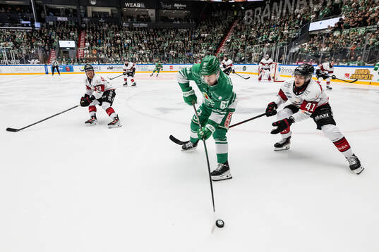 Rögles Leon Bristedt och Malmö Redhawks Joseph Berger