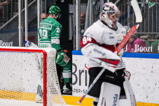 Rögles Anton Bengtsson lämnar isen med skada